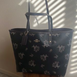 BNWOT COACH Reversible bag!!!